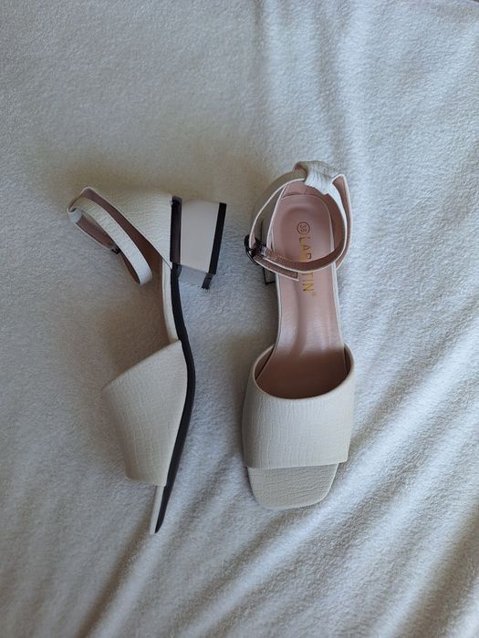 Белые Босоножки новые 38 размера