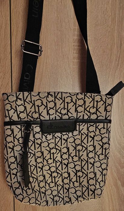 - Чанта през рамо -