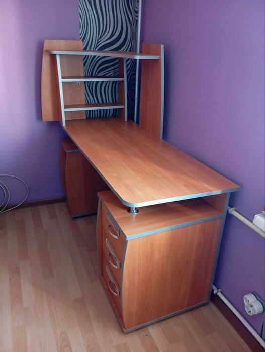 Стол компьютерный.