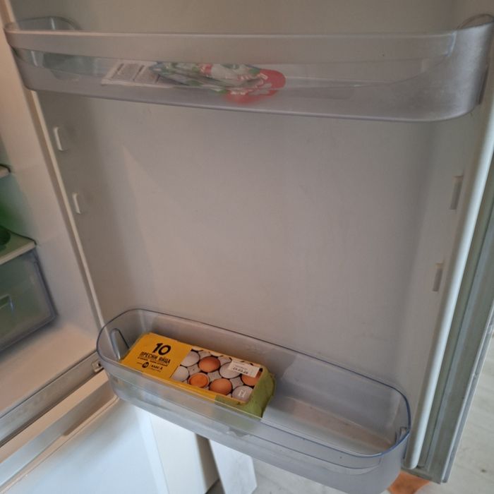 Продавам хладилник с фризер