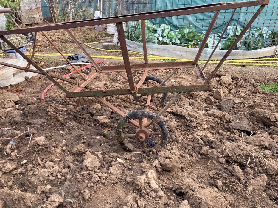 Vând căruț  de transport marfa