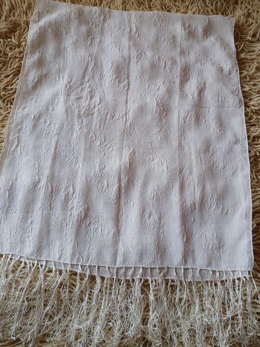 Цветни дамски шалове