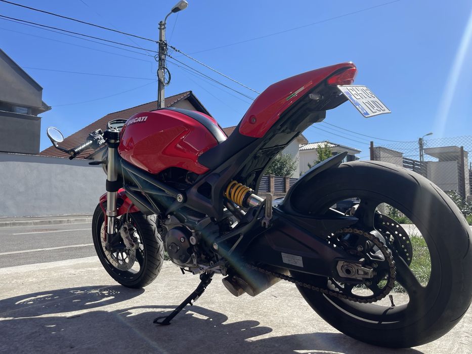 Vând Ducati Monster 696