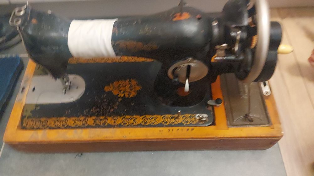 Продам швейную машинку