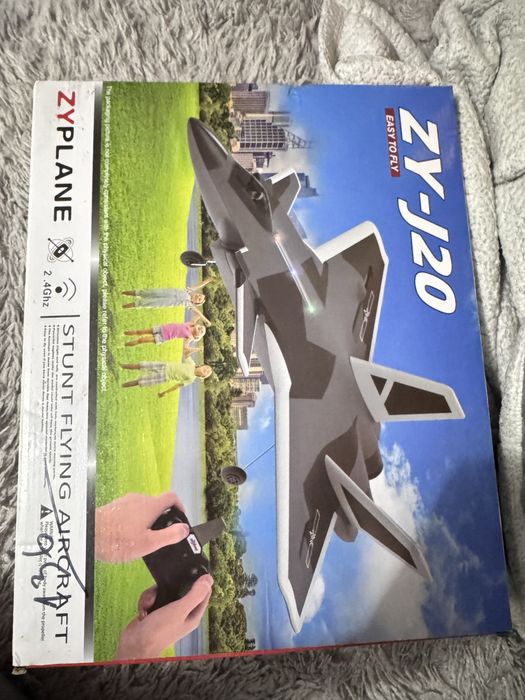 Самолет на пульте управления