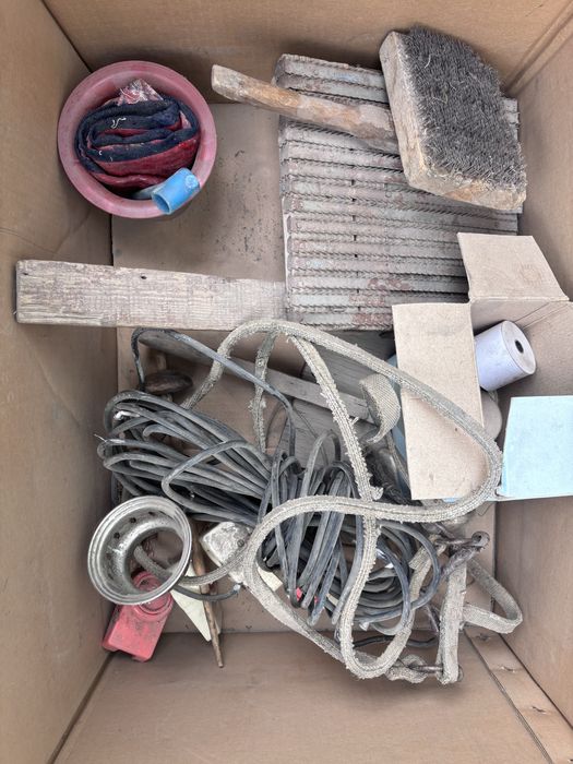 Әр түрлі заттар бар