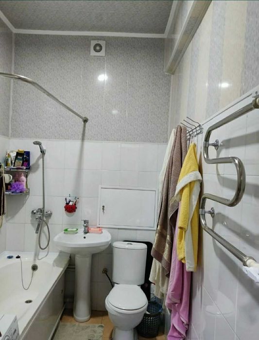 Uy sotiladi Sergeli 6A 13-dom 7 qavat domning 4-etaji 2 xonali uy