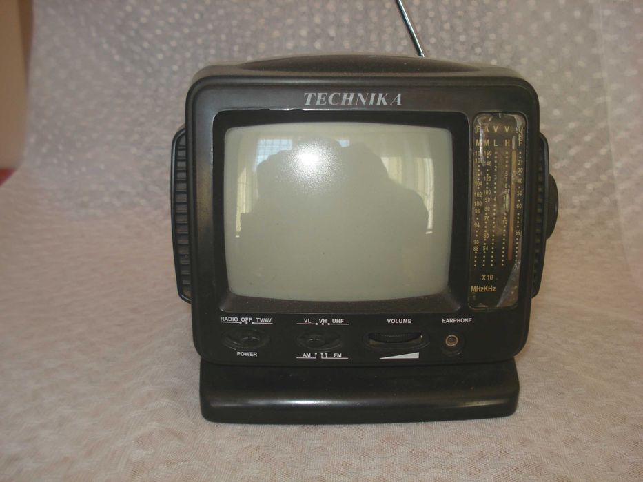 Televizor  MINI Ecran de 13 cm. Inaltime = 17 cm Latime = 17 cm cu Radio