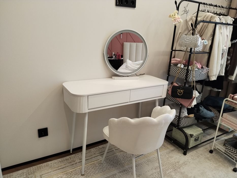 Дамский столик для вашего дома.