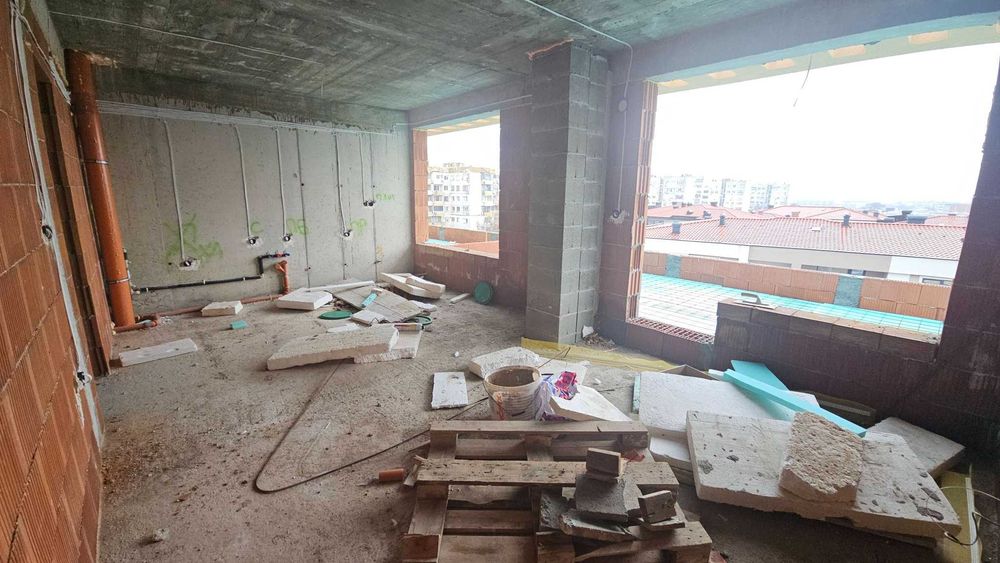 Тристаен с просторни тераси пред завършване