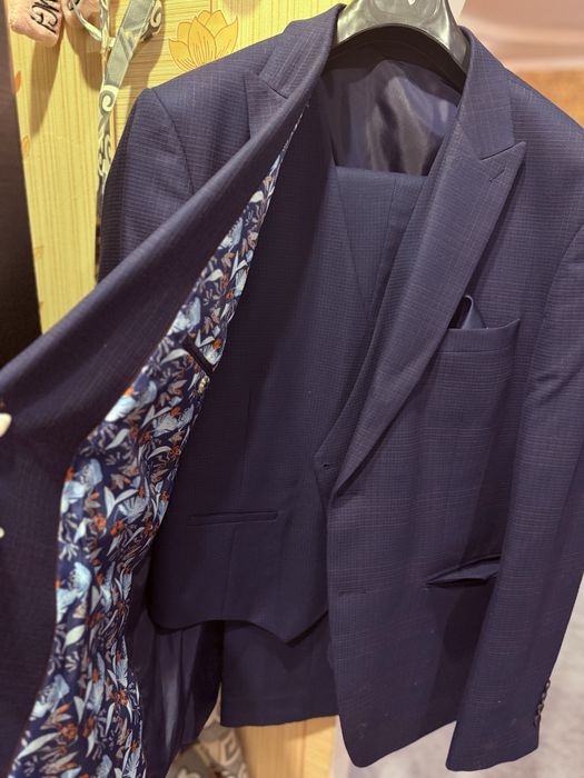 Продается мужские костюмы