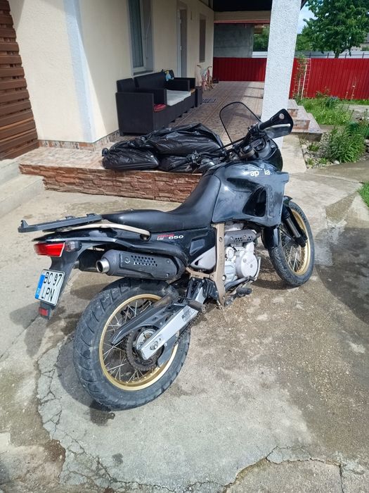 motocicleta aprilia pegaso 650