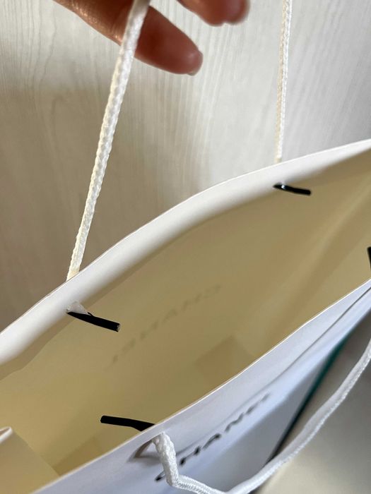 бяла чантичка голяма шанел маркова чанта хартиена подаръчна опаковка