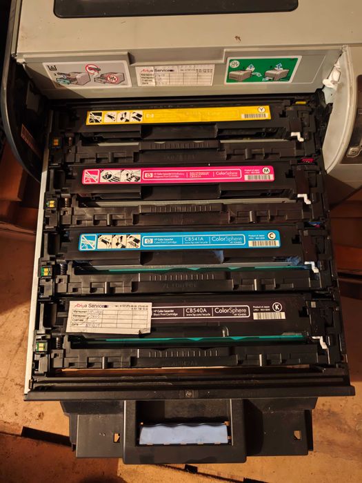 Продам лазерный цветной принтер HP Color LaserJet CP1515n