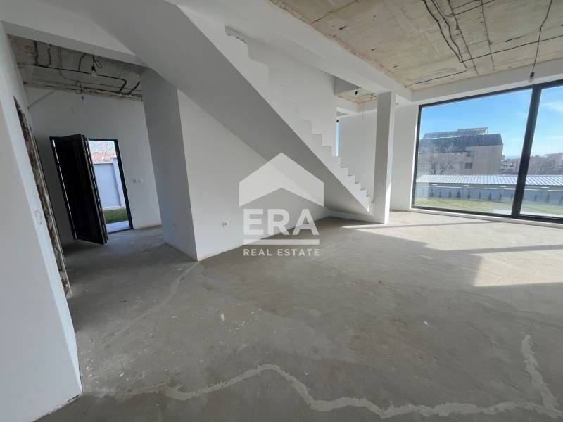 Двуетажна новопостроена къща за продажба, с двор и морска панорама, в