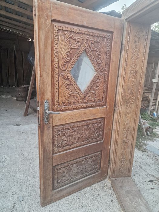 Vând uși vechi sculptate manual