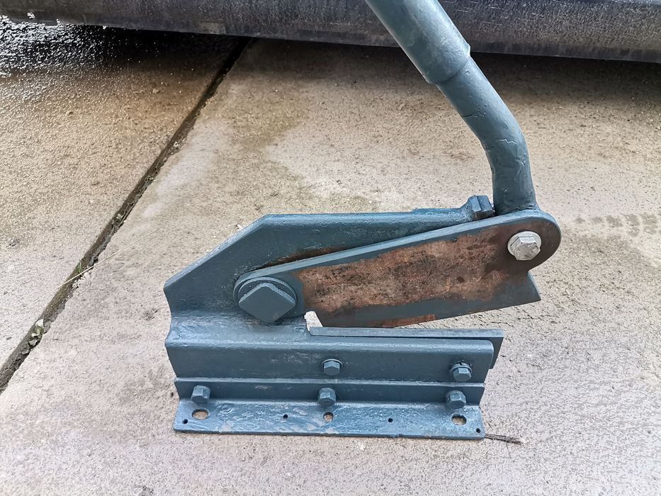 Гилотина за рязане на ламарина и арматура, ножица