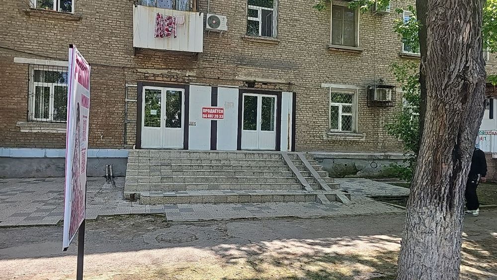 Срочно продается 3 комнатная квартира. Этаж 1. Вдоль дороги.