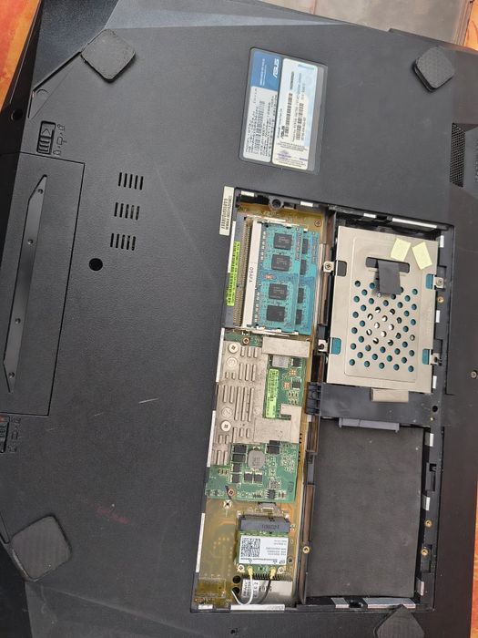 Asus G73JH – veteran ROG 17”, i7, 12GB RAM, SSD + HDD, tastatură ilumi