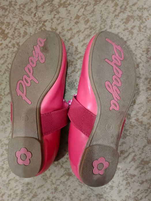 На девочку обувь