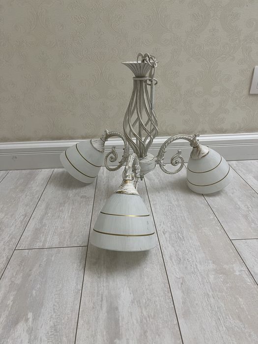 Продается трехрожковая люстра