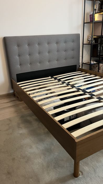 Pat tapitat din lemn masiv cu somiera 160x200 cm