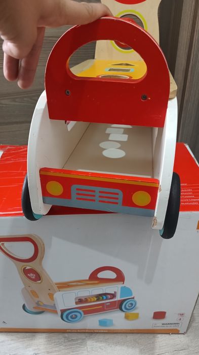Tooky Toy Wooden Multi-Function Walker е детска дървена проходилка с интерактивни активности