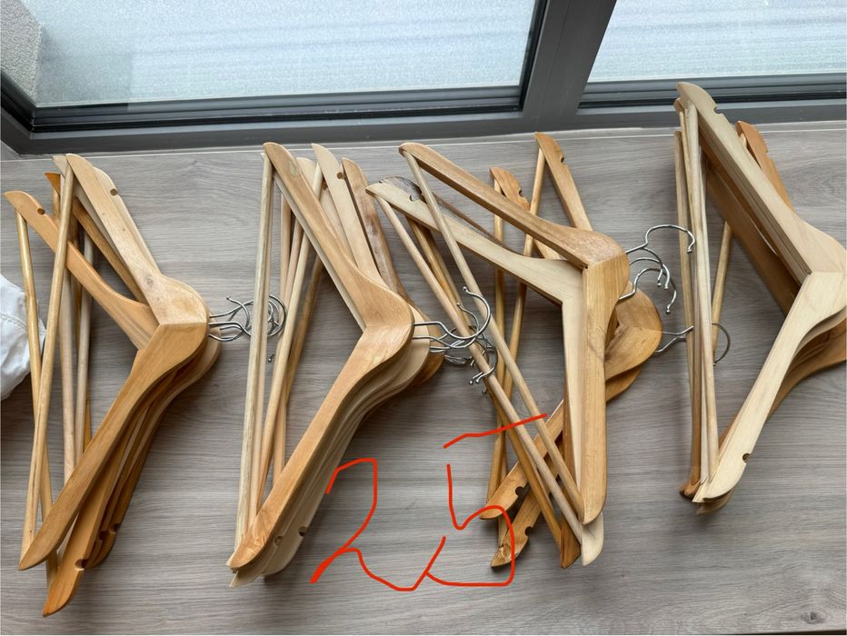 Дървени закачалки – общо 51 бр.