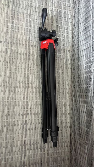 Laser milwaukee L4 CLL cu trepied TRP180