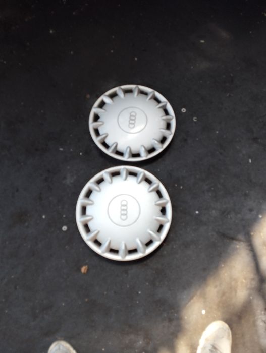 Продавам 2 оригинални таза за Ауди