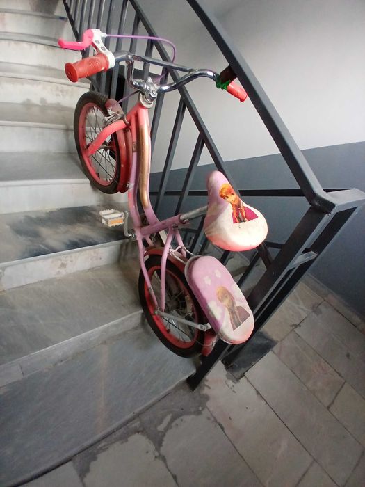 Детский велосипед для девочки примерно на 5,6,7 лет.