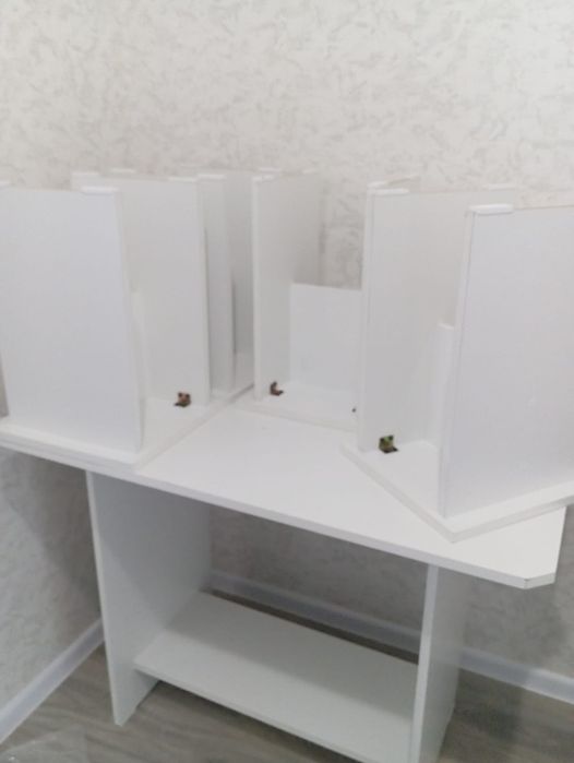 Стол с табуретками кухонный