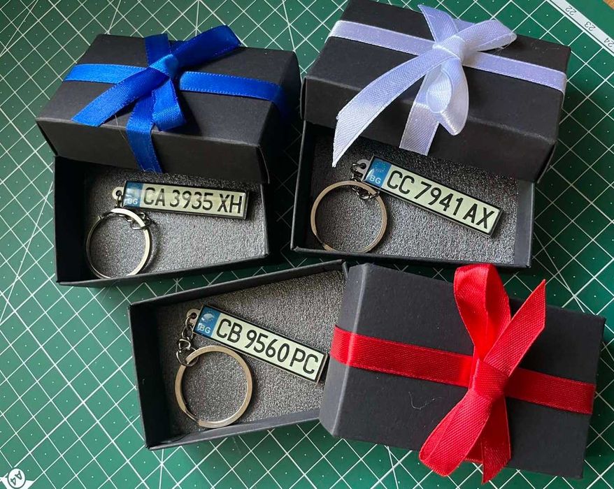 Светещ ключодържател с номер и марка на вашия автомобил