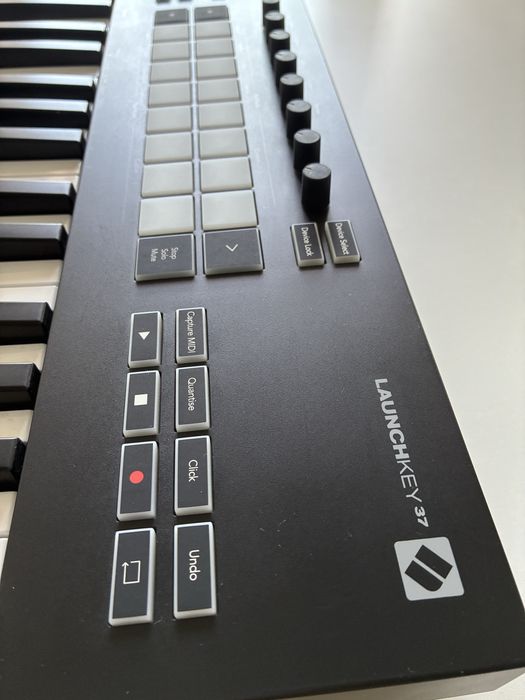 MIDI клавиатура Novation Launchkey 37 Mk 3