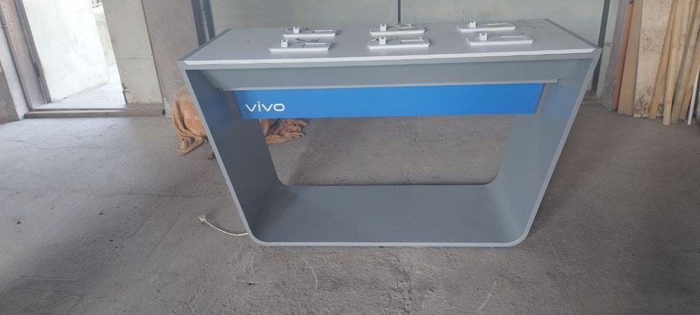 Продается стол витрина