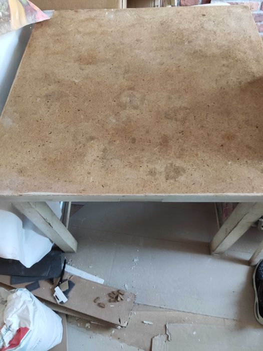 Стара здрава кухненска маса и столове