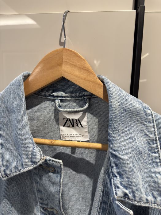 Късо дънково якеZARA