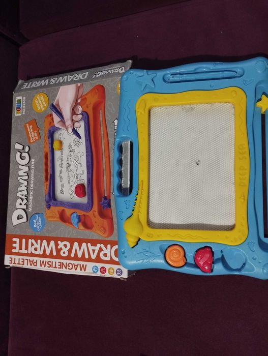 Приказки за принцеси, книга с дебели корици и позлатени страници