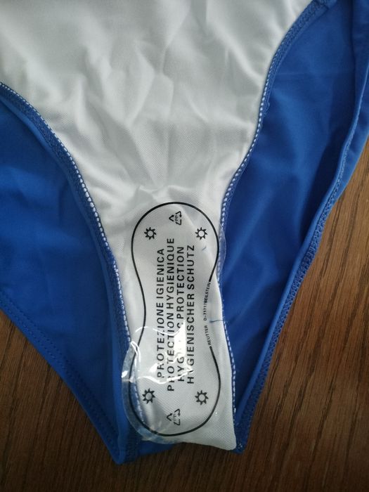 Vând Costum baie