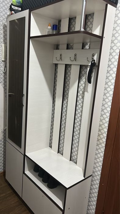 Белый шкаф для коридор