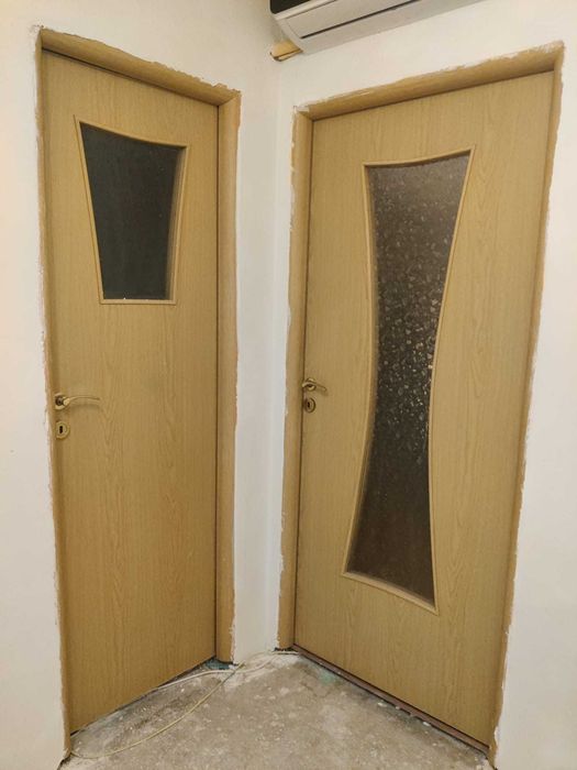 Usi de vanzare interior