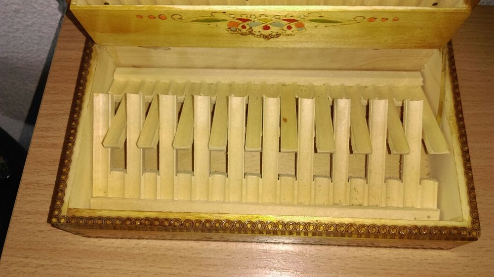 Старинна табакера дървена