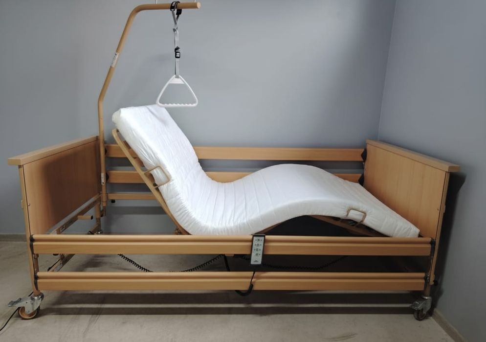 Pat medical electric cu telecomanda pentru persoane cu dizabilități.