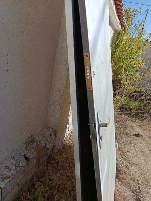 Продавам метални врати две крила за гараж