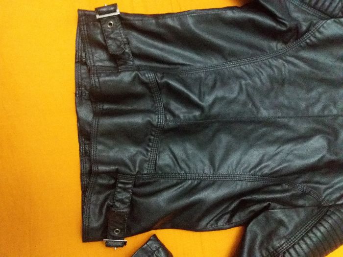 Geaca neagra din piele ecologica