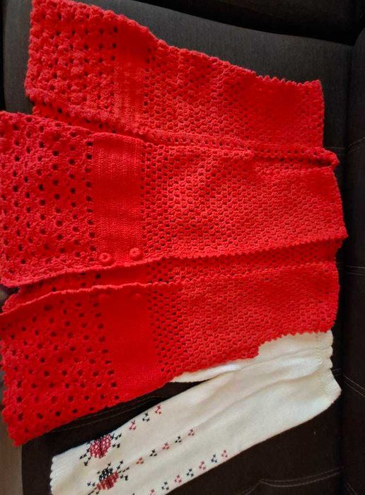 Червено и бяло. Елечета и панталон.