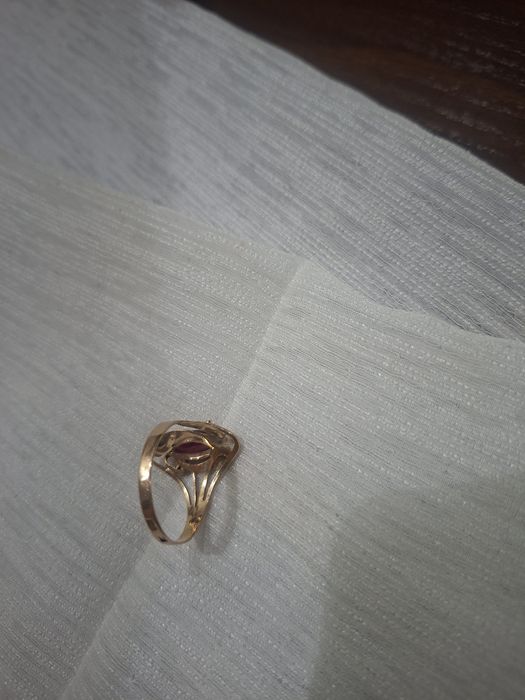 Золотые серьги, кольцо.