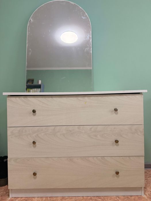 Диван раздвижной и комод