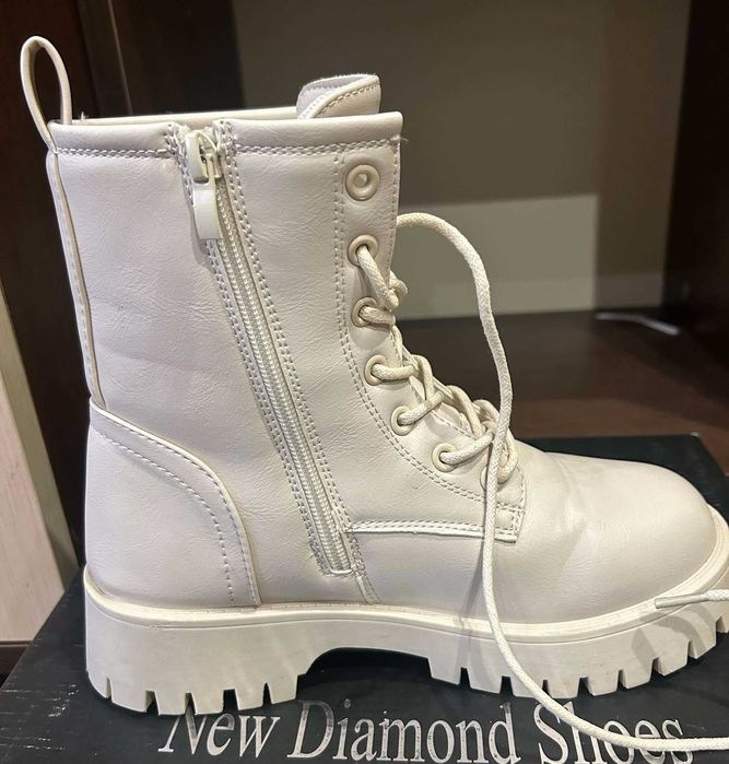 Дамски боти в телесен цвят