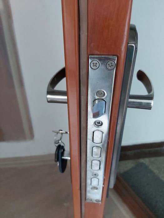 Vând urgent ușa de metal intrare în apartament in Cluj-Napoca